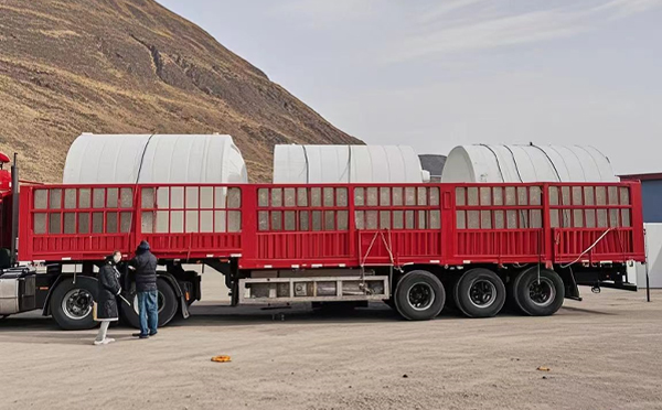 清水塑料桶装车完毕准备运输中