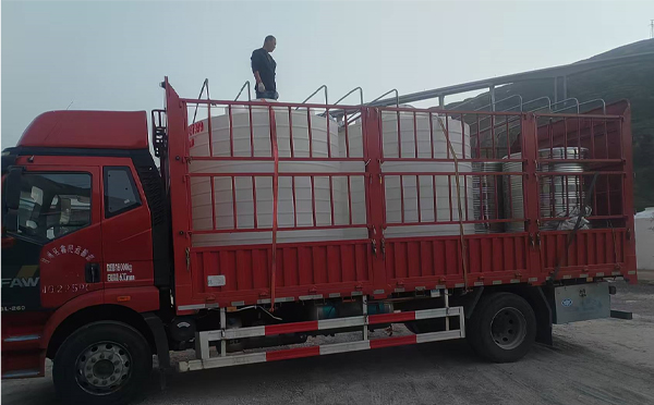 清水立式运输桶安排发货现场